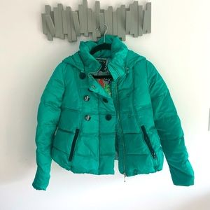 Short down jacket; stylish ivory green with elegant button and zipper puller